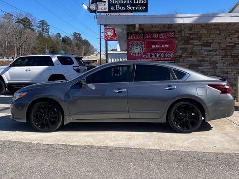 Used 2017 Nissan Altima 2.5 SR w/ Midnight Edition Package image 3