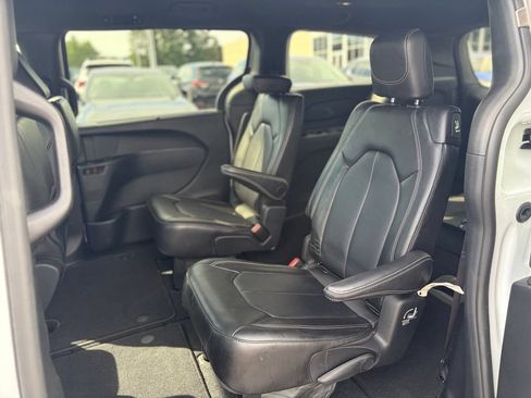 Used 2025 Chrysler Pacifica Select FWD image 13