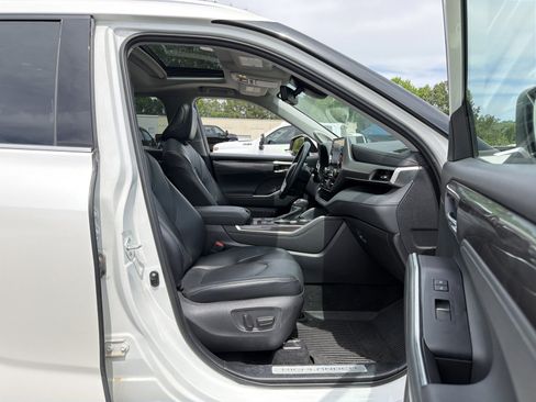 Used 2021 Toyota Highlander Limited FWD image 34