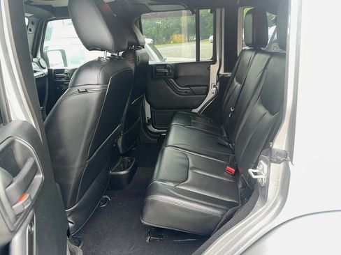 Used 2017 Jeep Wrangler Unlimited Sahara AWD/4WD image 9