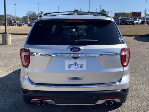 Used 2018 Ford Explorer XLT w/ Equipment Group 202A image 6