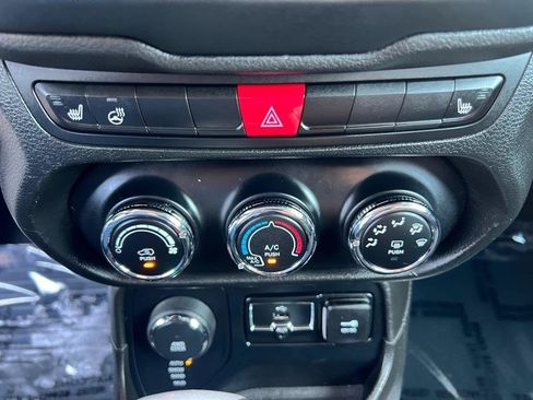 Used 2017 Jeep Renegade Altitude AWD/4WD image 22