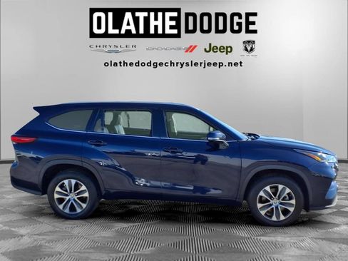 Used 2022 Toyota Highlander XLE FWD image 32