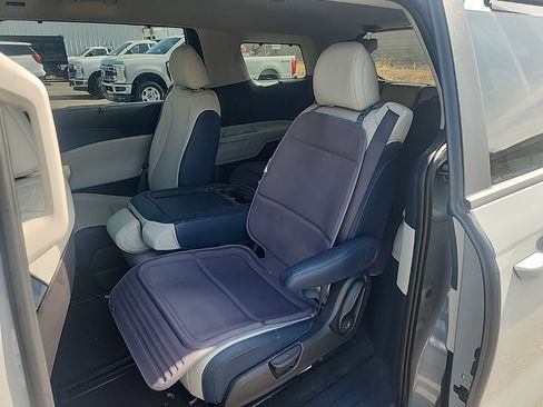 Certified 2025 Kia Carnival EX FWD image 20