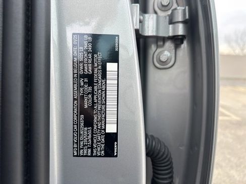 Certified 2025 Volvo XC40 B5 Core image 31