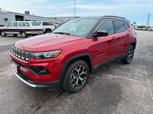 Used 2025 Jeep Compass Limited AWD/4WD image 9