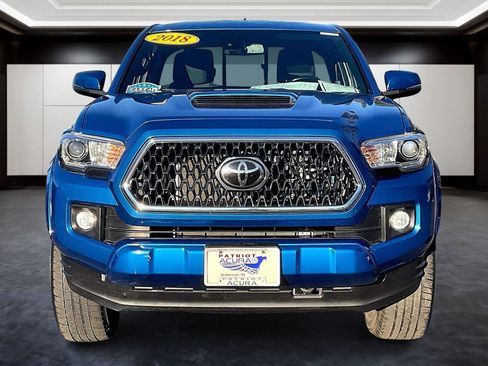 Used 2018 Toyota Tacoma TRD Sport image 3