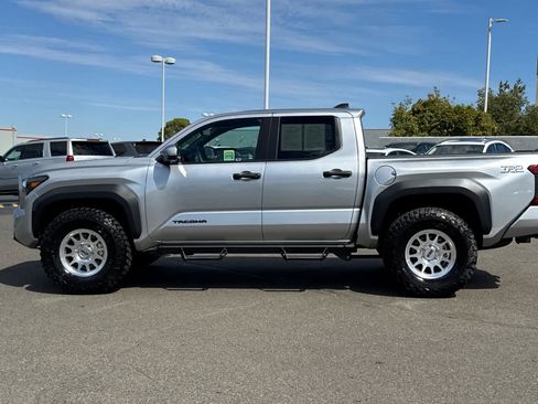 Used 2025 Toyota Tacoma TRD Off-Road w/ TRD Off Road Upgrade Package AWD/4WD image 9