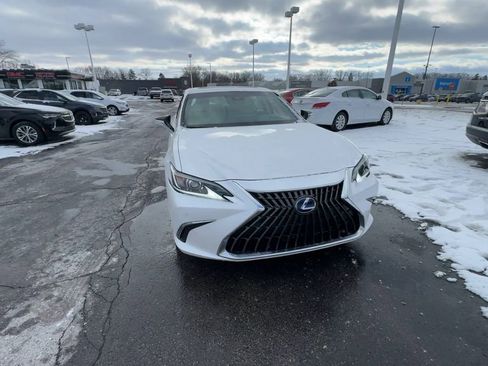 Used 2022 Lexus ES 300h w/ Premium Package image 3