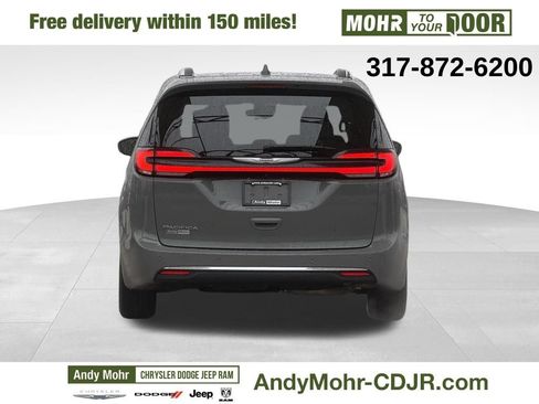 Used 2021 Chrysler Pacifica Touring-L image 6