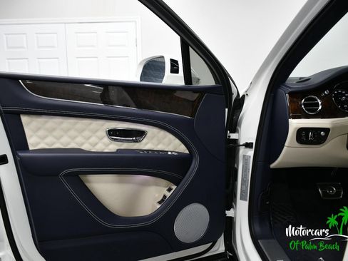 Used 2023 Bentley Bentayga AWD/4WD image 31