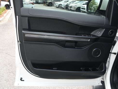 Used 2020 Ford Expedition XLT RWD image 9
