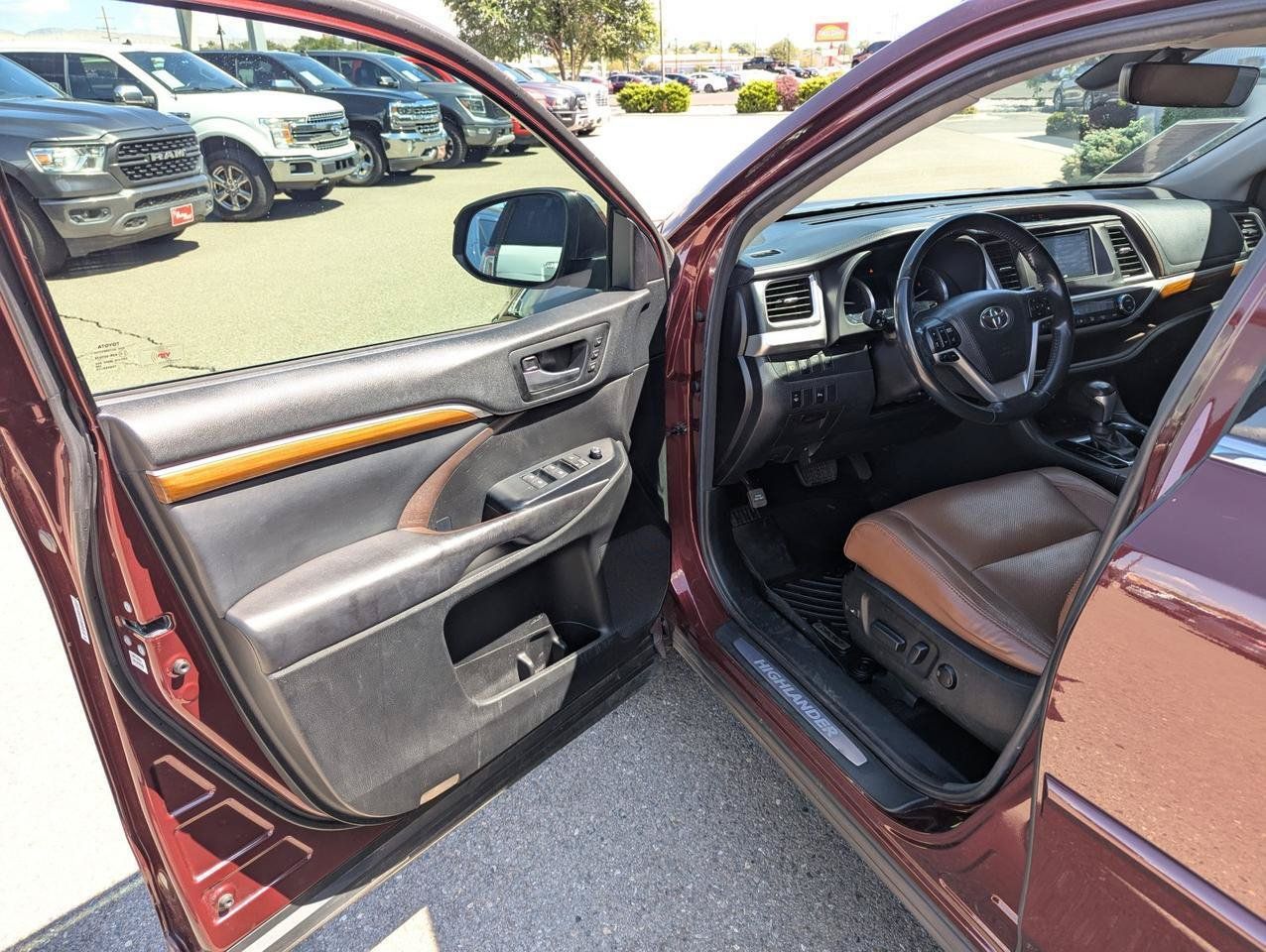 Used 2017 Toyota Highlander Limited AWD/4WD image 9