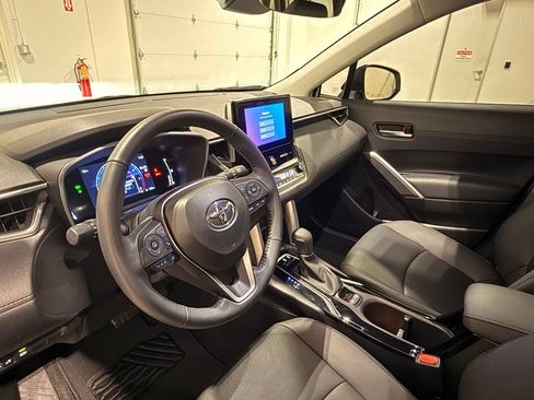 Used 2024 Toyota Corolla Cross XLE w/ Convenience Package FWD image 18