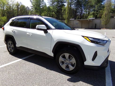 Used 2023 Toyota RAV4 XLE w/ Convenience Package image 5