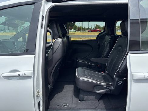 Used 2025 Chrysler Pacifica Limited FWD image 29