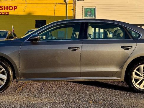 Used 2018 Volkswagen Passat 2.0T SE FWD image 2