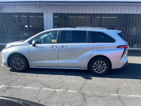 Used 2022 Toyota Sienna XLE image 3
