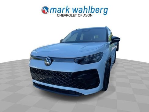Used 2025 Volkswagen Tiguan SE R-Line AWD/4WD image 3