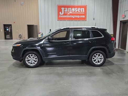 Used 2018 Jeep Cherokee Latitude w/ Cold Weather Group image 2