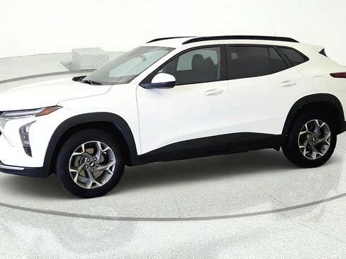 Used 2025 Chevrolet Trax LT w/ Driver Confidence Package FWD image 3