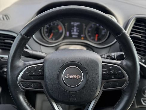 Used 2019 Jeep Cherokee Latitude Plus w/ Cold Weather Group AWD/4WD image 13
