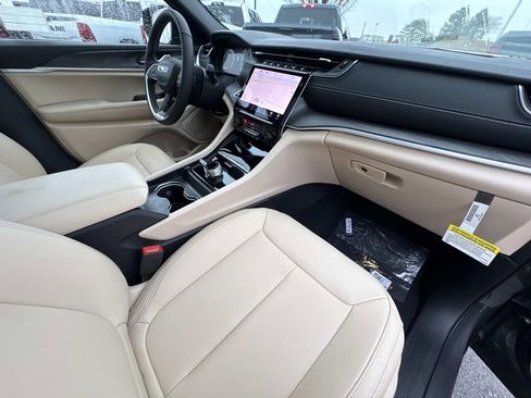 New 2025 Jeep Grand Cherokee L Limited AWD/4WD image 14