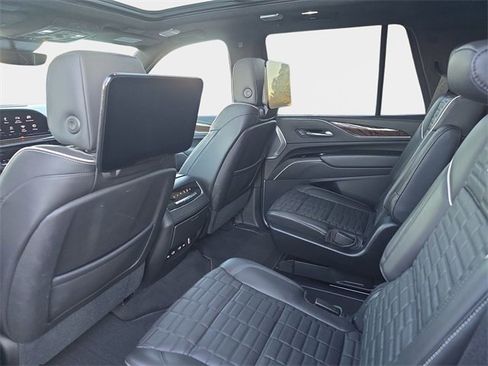 Used 2021 Cadillac Escalade Sport Platinum w/ LPO, ONYX Package image 18