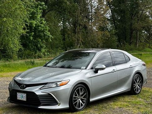 Used 2022 Toyota Camry XLE w/ Navigation Package FWD image 5