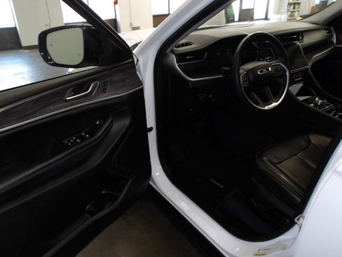 Used 2023 Jeep Grand Cherokee L Limited w/ Luxury Tech Group II AWD/4WD image 8