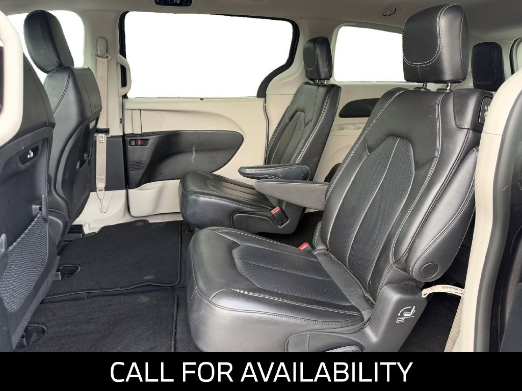 Used 2023 Chrysler Pacifica Touring-L FWD image 16