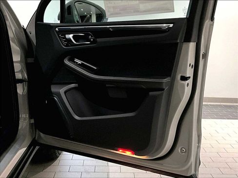 New 2026 Porsche Macan image 25