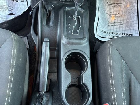 Used 2018 Jeep Wrangler Unlimited Rubicon w/ Connectivity Group image 17