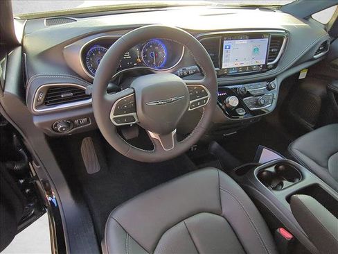 New 2026 Chrysler Pacifica Select image 4