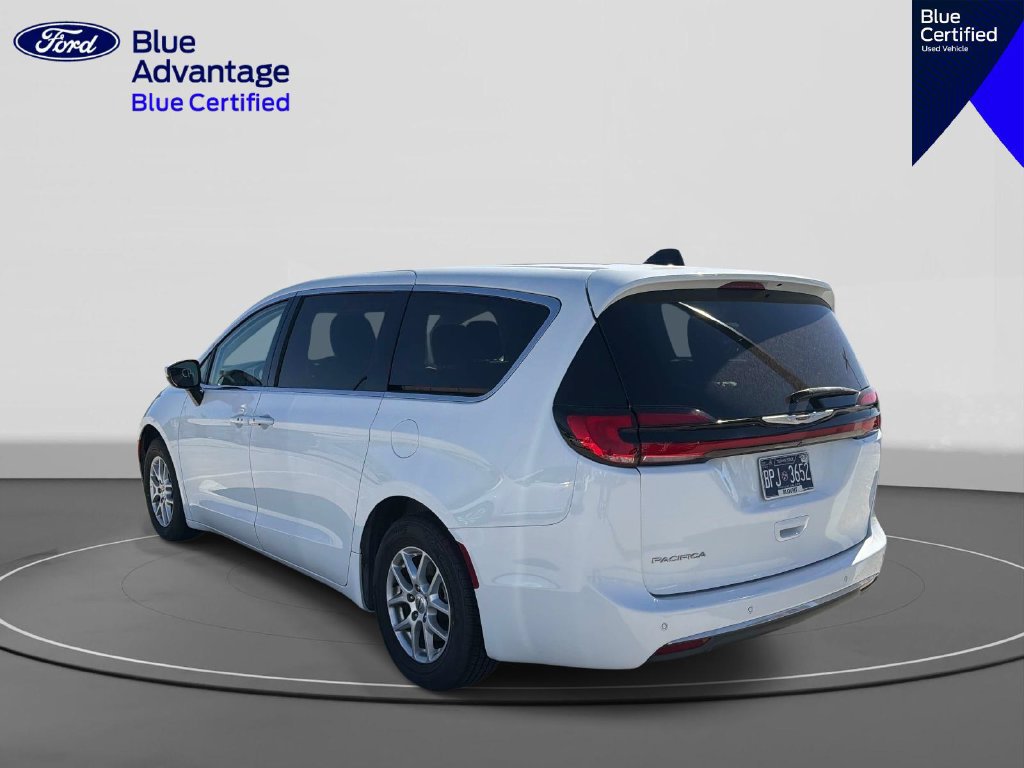 Used 2023 Chrysler Pacifica Touring-L FWD image 5