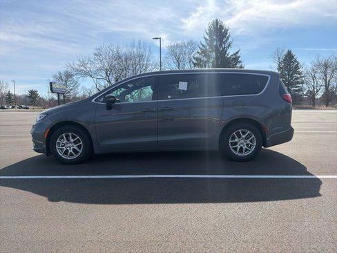 Certified 2025 Chrysler Pacifica Select image 2