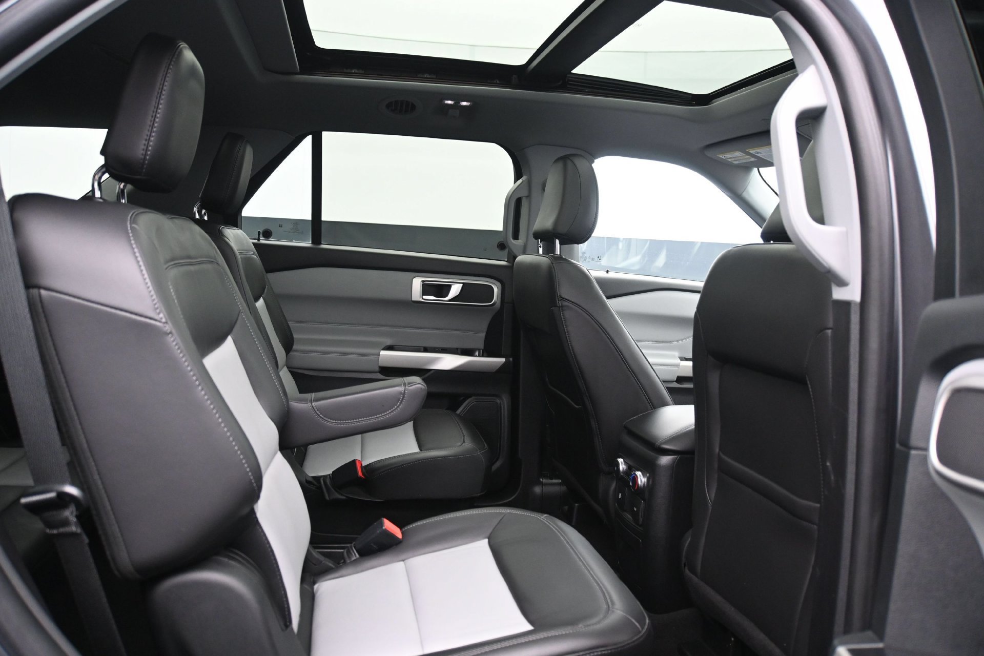 Used 2022 Ford Explorer XLT w/ Equipment Group 202A AWD/4WD image 14