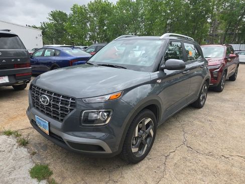 Used 2025 Hyundai Venue SEL image 1