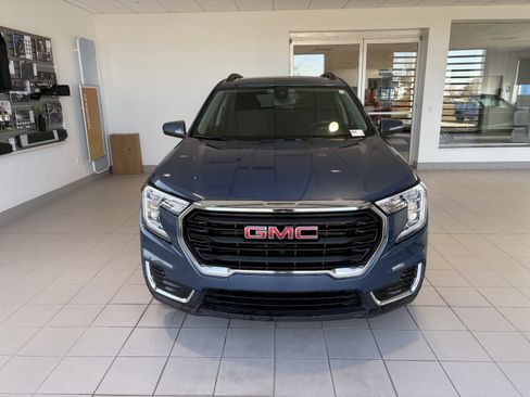 Used 2024 GMC Terrain SLE w/ Driver Convenience Package image 2