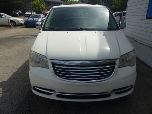 Used 2012 Chrysler Town & Country Touring-L w/ Driver Convenience Group FWD image 3