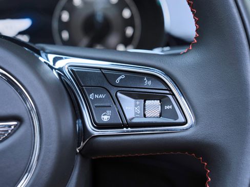 Used 2022 Bentley Bentayga AWD/4WD image 60