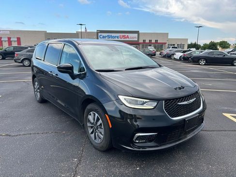 Used 2023 Chrysler Pacifica Touring-L FWD image 1