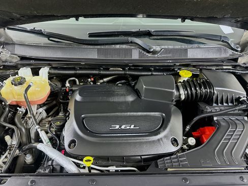 Used 2018 Chrysler Pacifica L image 33