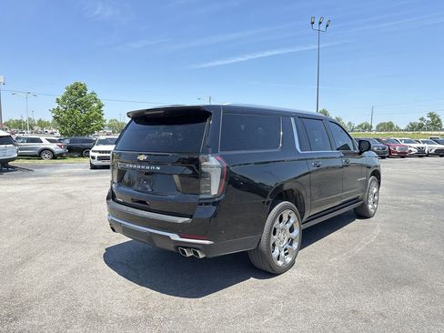 Used 2025 Chevrolet Suburban High Country AWD/4WD image 13