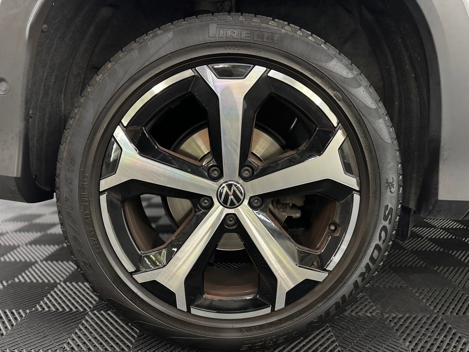 Used 2025 Volkswagen Tiguan SE AWD/4WD image 9