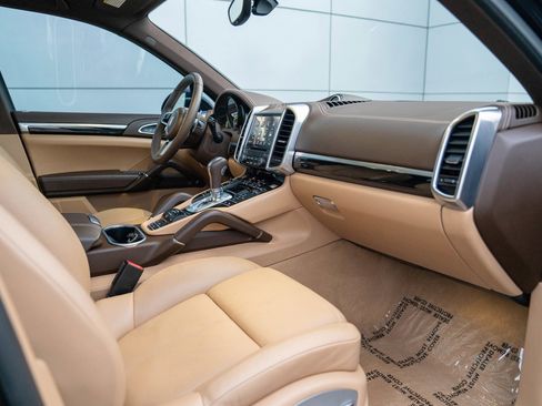 Used 2018 Porsche Cayenne S image 27