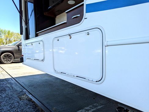 Used 2019 Chevrolet Express 4500 w/ RV Package image 18