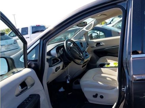 Used 2020 Chrysler Pacifica Touring-L FWD image 2