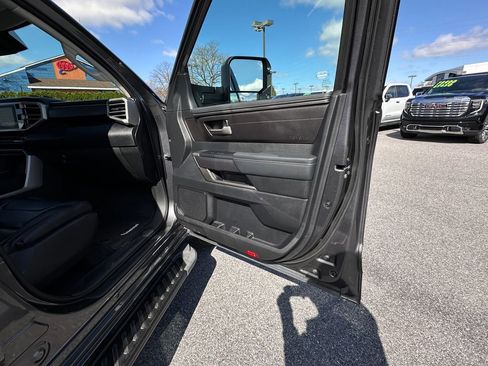 Used 2022 Toyota Tundra SR5 w/ SR5 Convenience Package AWD/4WD image 14
