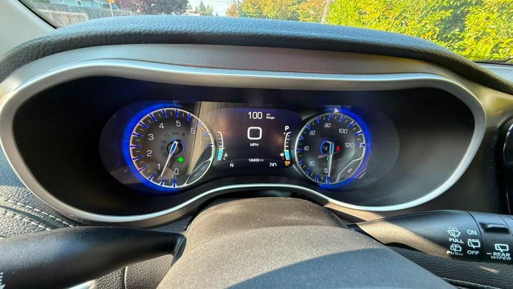 Used 2023 Chrysler Pacifica Touring-L AWD/4WD image 12